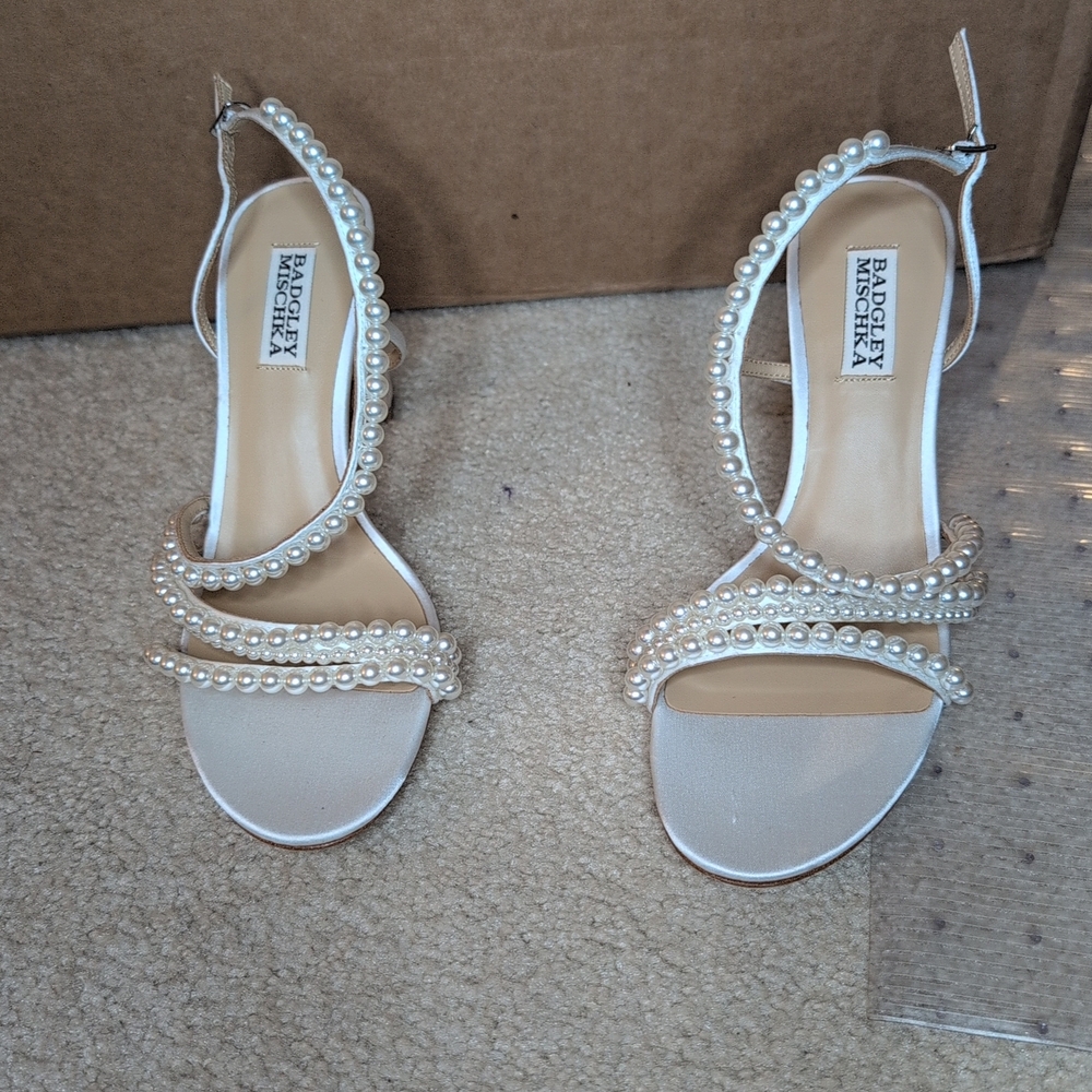 Badgley Mischka Women's Cream Pearl Sandals